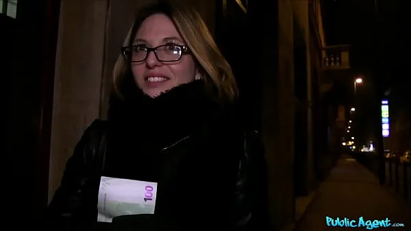 Agente público French Babe in Óculos fodida em uma escada pública novos filmes