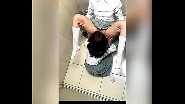 Nouveaux Deux étudiants de LATINAS se touchant dans la salle de bain de l'école nouveaux films