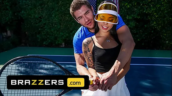Xander Corvus) Massages (Gina Valentinas) Foot To Ease Her Pain They End Up Fucking - Brazzers Phim mới mới