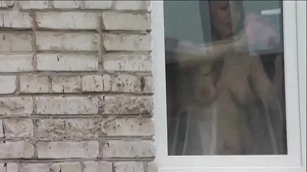 Frische Nackt in der Öffentlichkeit. Nackt. Draussen. Außen. Ehemann Sexy Frina spioniert ihre Schwester aus dem Autofenster aus, als sie das Wohnungsfenster ohne Höschen und BH wäscht neue Filme