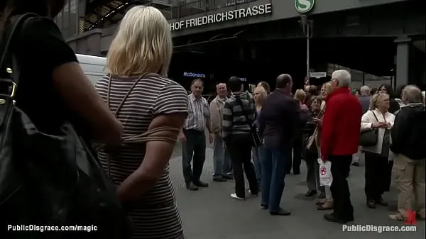Frische Blondine mit nackten Möpsen in der Öffentlichkeit neue Filme
