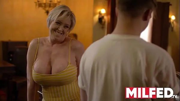 新鲜Mother-in-law Seduces him with her HUGE Tits (Dee Williams) — MILFED新电影