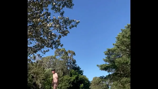 Frische Punycunt entblößt sich nackt mit seinem Schwanz schön hart in einem öffentlichen Park neue Filme